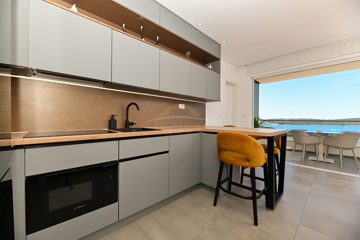 Luksuzni penthouse v Okrugu Gornjem/Čiovo s strešno teraso